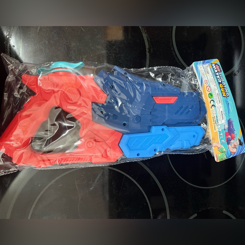 Water gun for pool and beach
